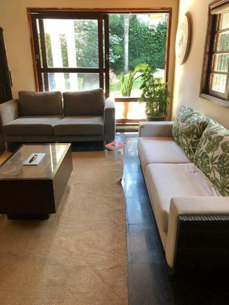 Casa à venda com 3 quartos, 800m² - Foto 1