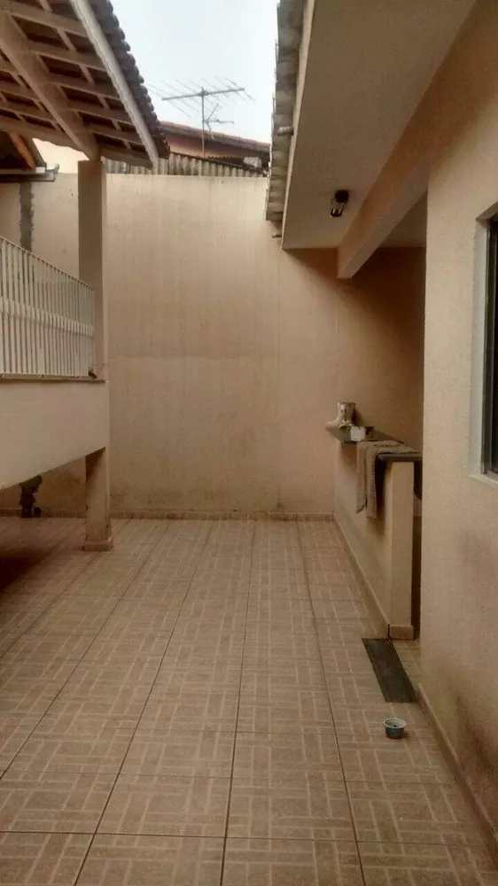 Casa à venda com 4 quartos, 198m² - Foto 1