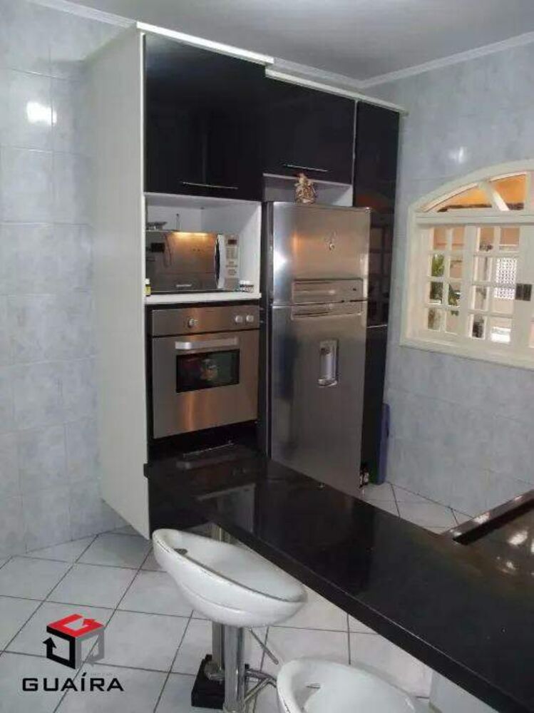 Casa para alugar com 2 quartos, 200m² - Foto 2