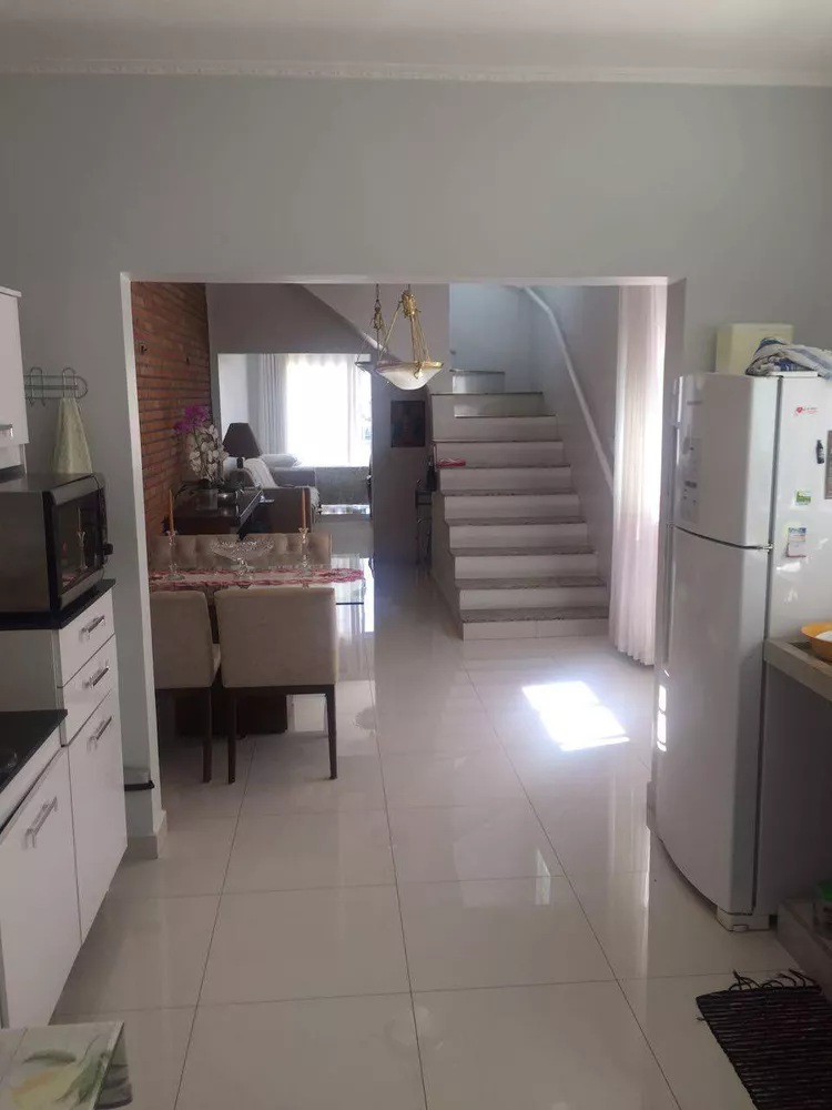 Sobrado à venda com 4 quartos, 252m² - Foto 2