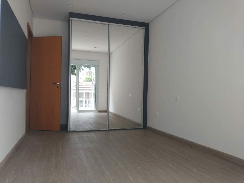 Sobrado à venda com 3 quartos, 220m² - Foto 1