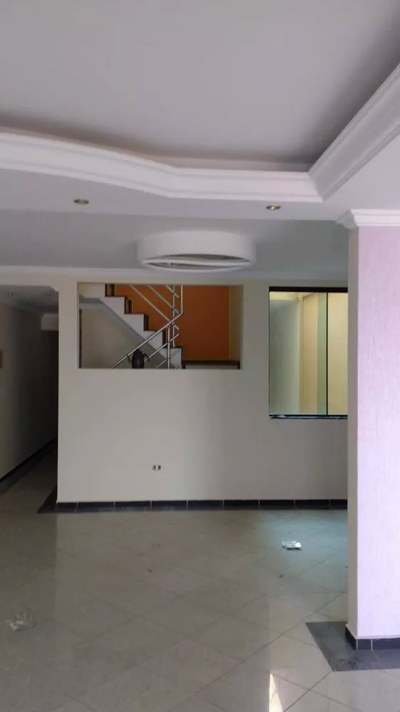 Sobrado à venda com 5 quartos, 300m² - Foto 1