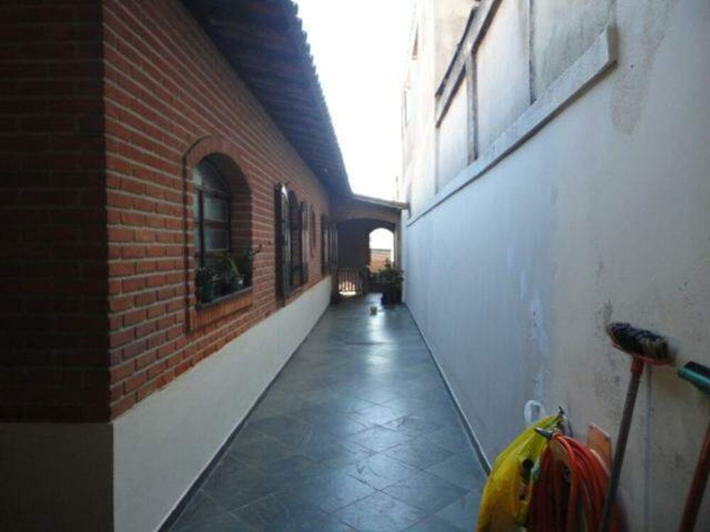 Casa à venda com 3 quartos, 197m² - Foto 1