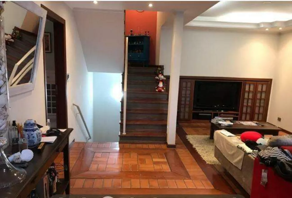 Casa à venda com 4 quartos, 245m² - Foto 1