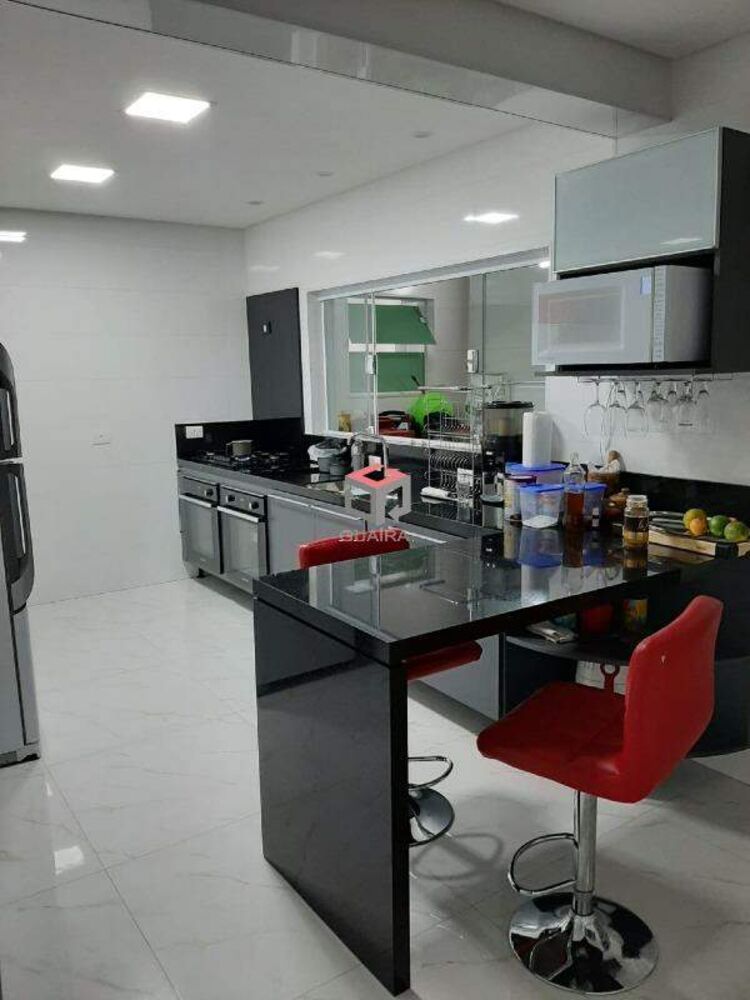 Sobrado à venda com 3 quartos, 200m² - Foto 1