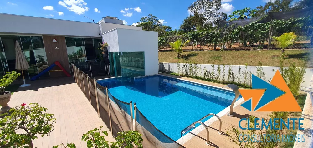 Casa de Condomínio à venda com 4 quartos, 232m² - Foto 1