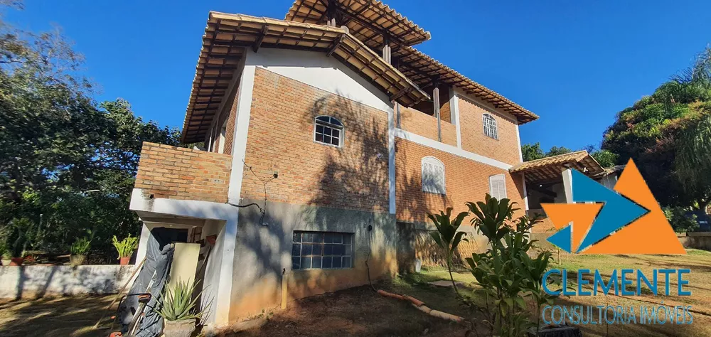 Casa de Condomínio à venda com 4 quartos, 250m² - Foto 2