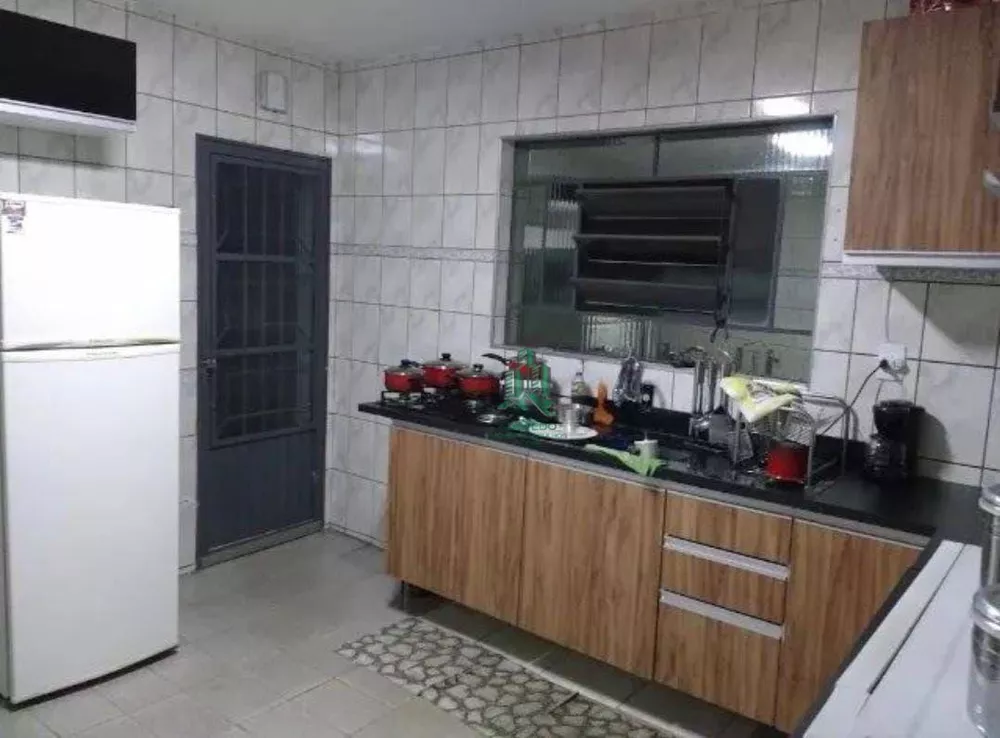 Sobrado à venda com 2 quartos, 200m² - Foto 4