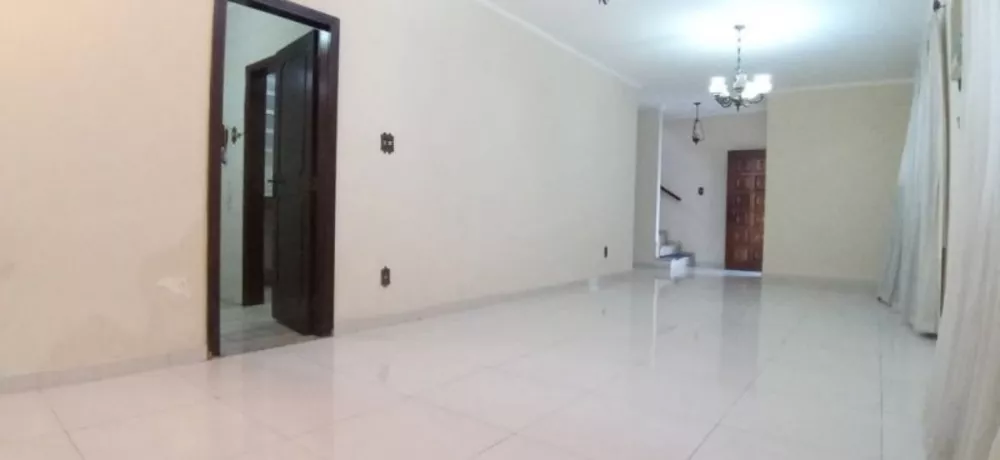 Casa para alugar com 3 quartos, 200m² - Foto 1