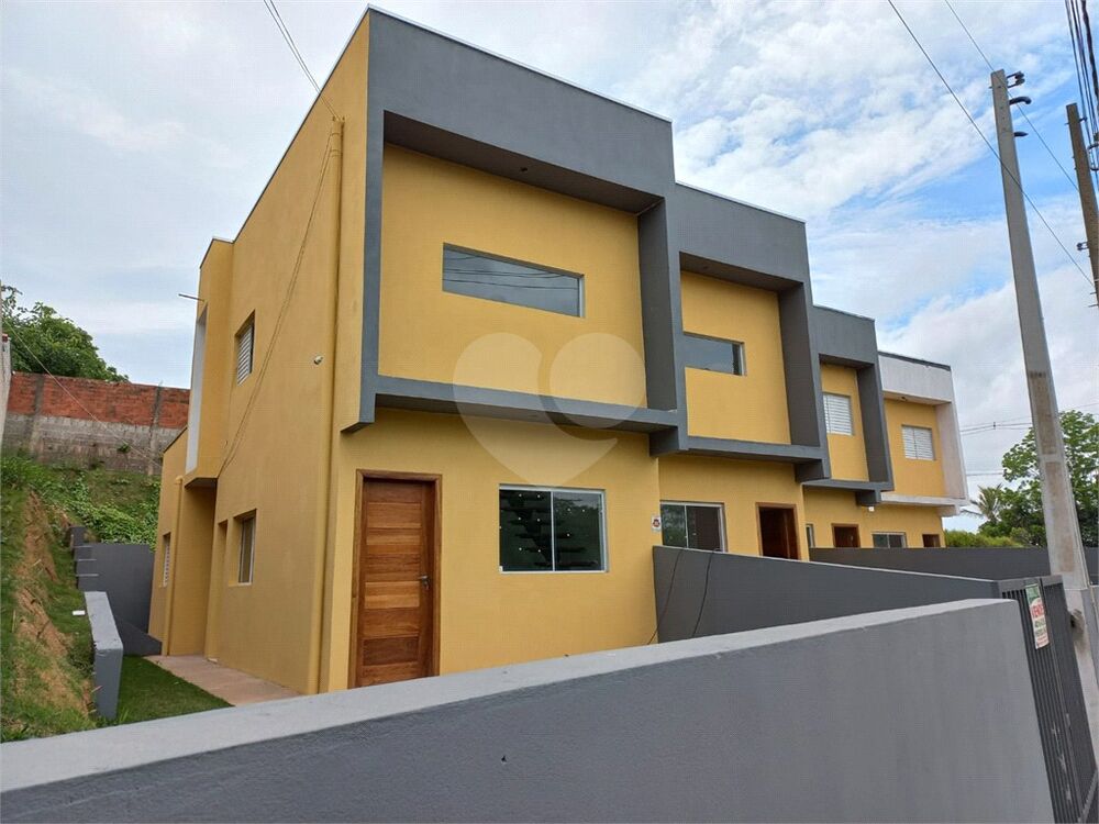 Casa à venda com 3 quartos, 71m² - Foto 1