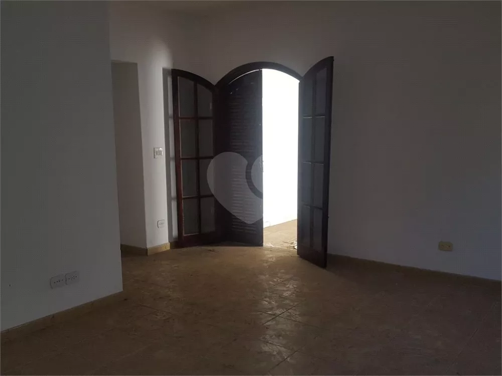 Casa à venda com 4 quartos, 250m² - Foto 1