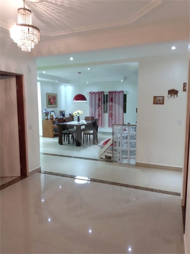 Casa à venda com 3 quartos, 200m² - Foto 1