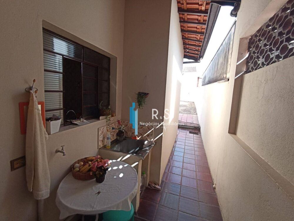 Casa à venda com 5 quartos, 176m² - Foto 4