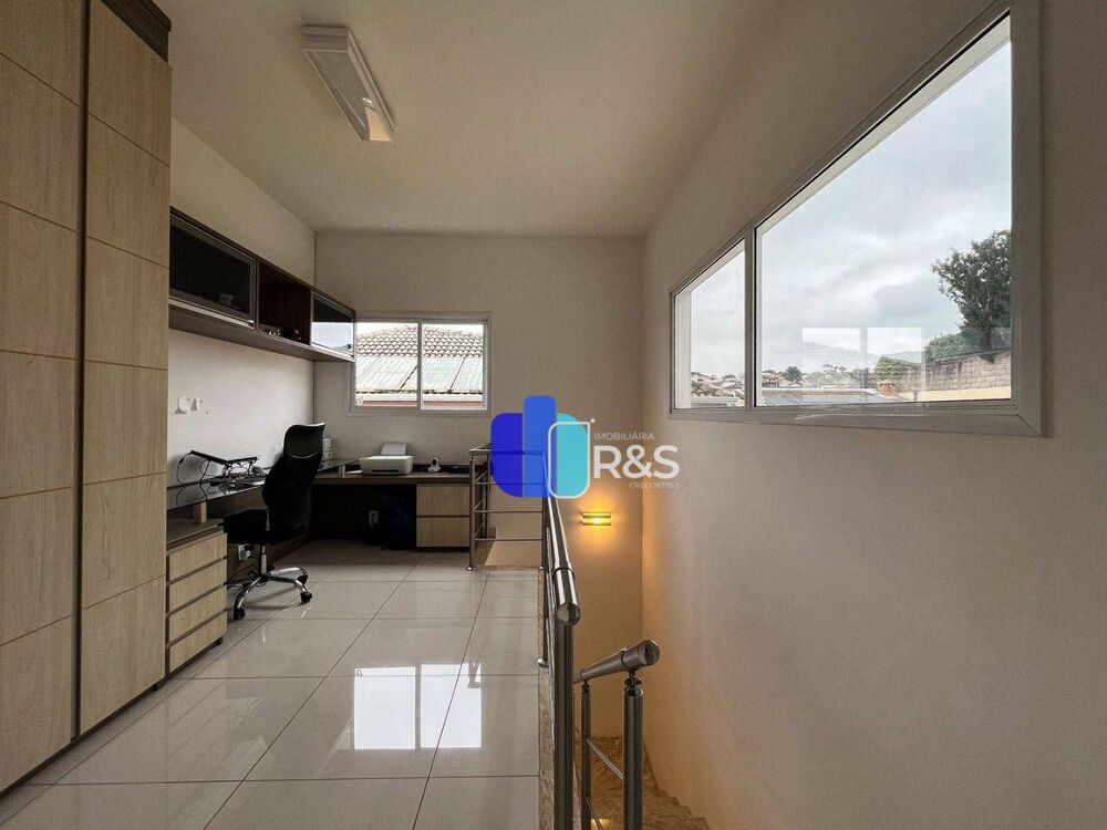 Casa de Condomínio à venda com 3 quartos, 252m² - Foto 1