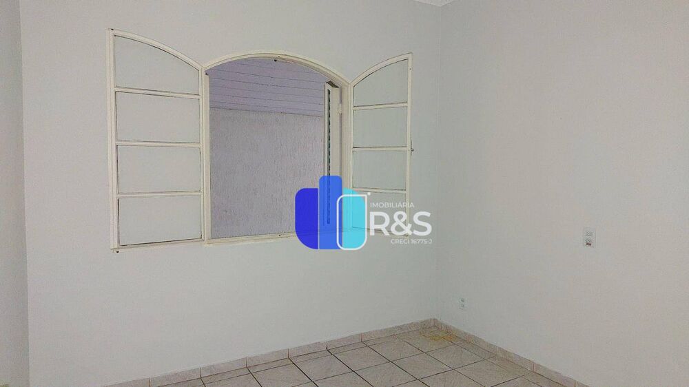 Casa para alugar com 4 quartos, 230m² - Foto 2