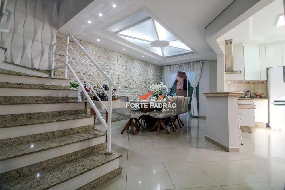 Sobrado, 3 quartos, 217 m² - Foto 1