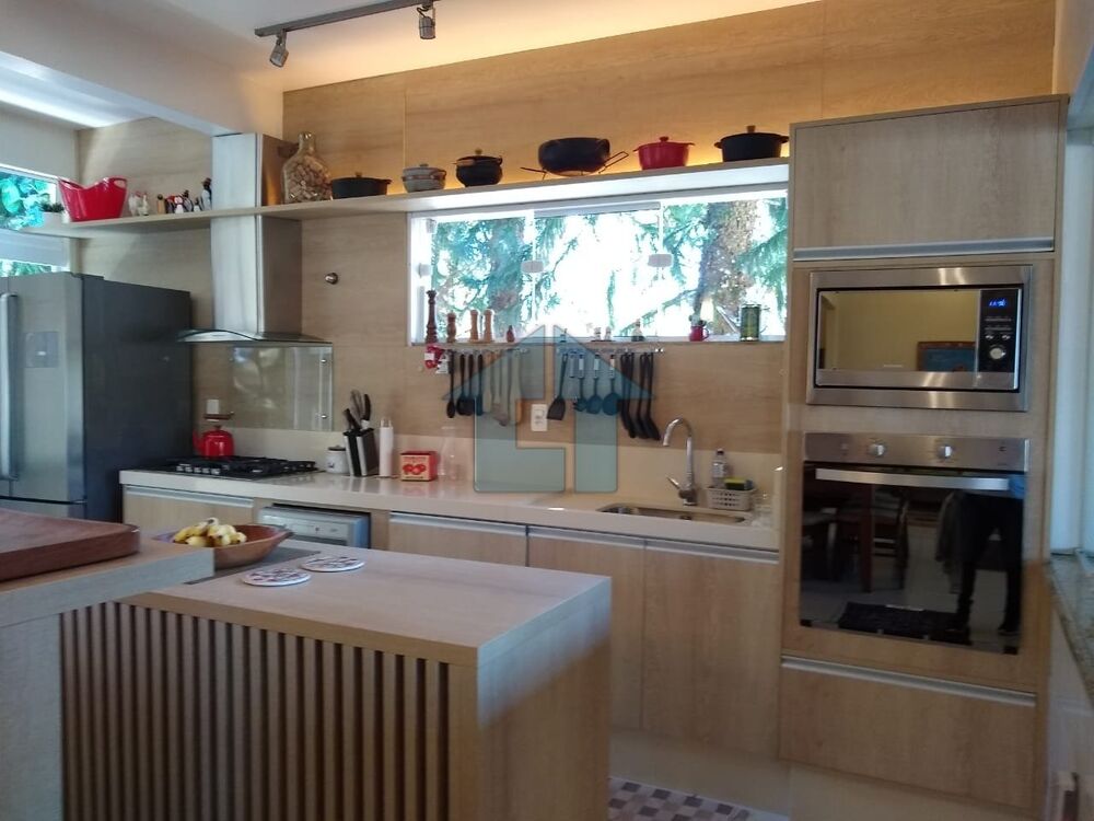 Casa à venda com 4 quartos, 277m² - Foto 1