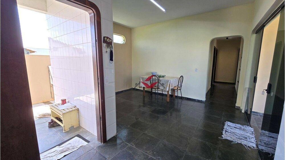 Casa à venda com 6 quartos, 283m² - Foto 2