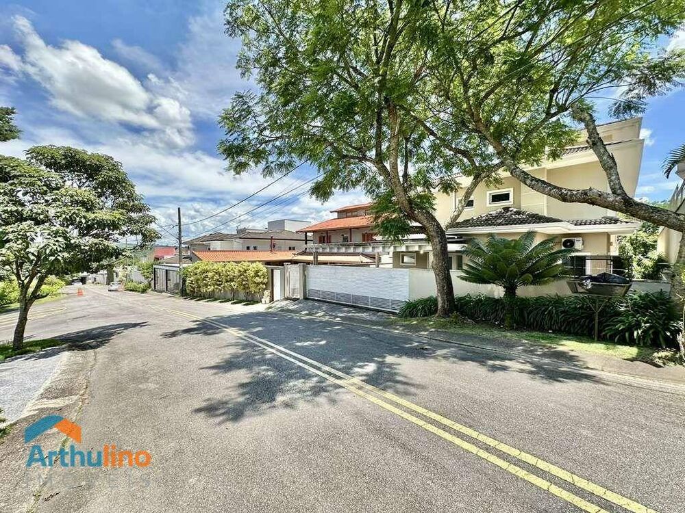 Casa de Condomínio à venda e aluguel com 4 quartos, 358m² - Foto 1