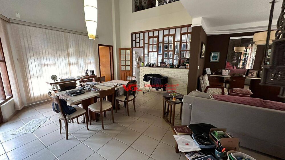 Casa à venda com 3 quartos, 256m² - Foto 1