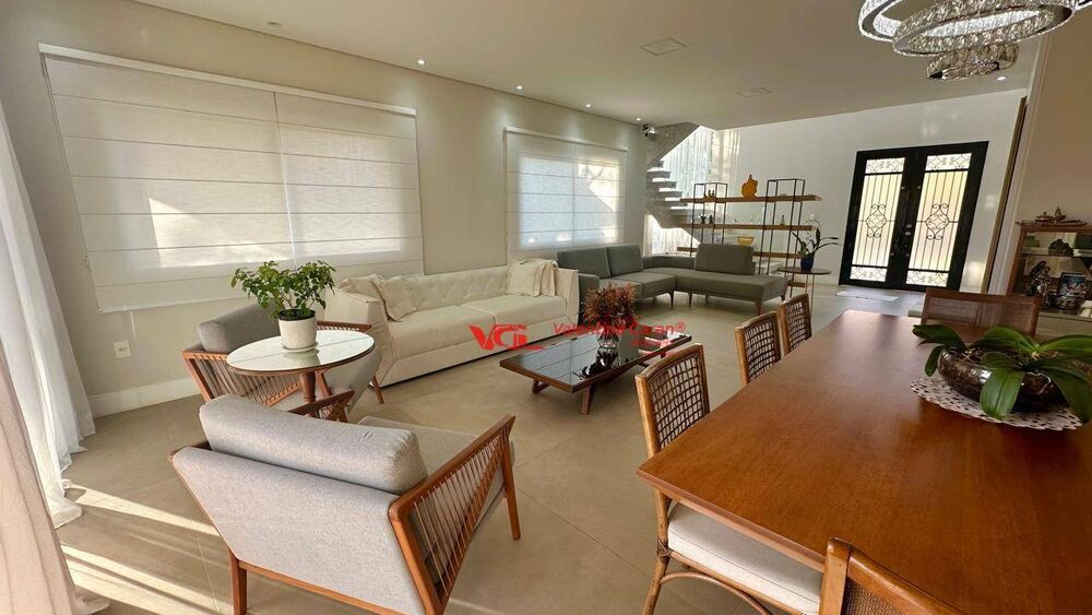 Sobrado à venda com 4 quartos, 371m² - Foto 1