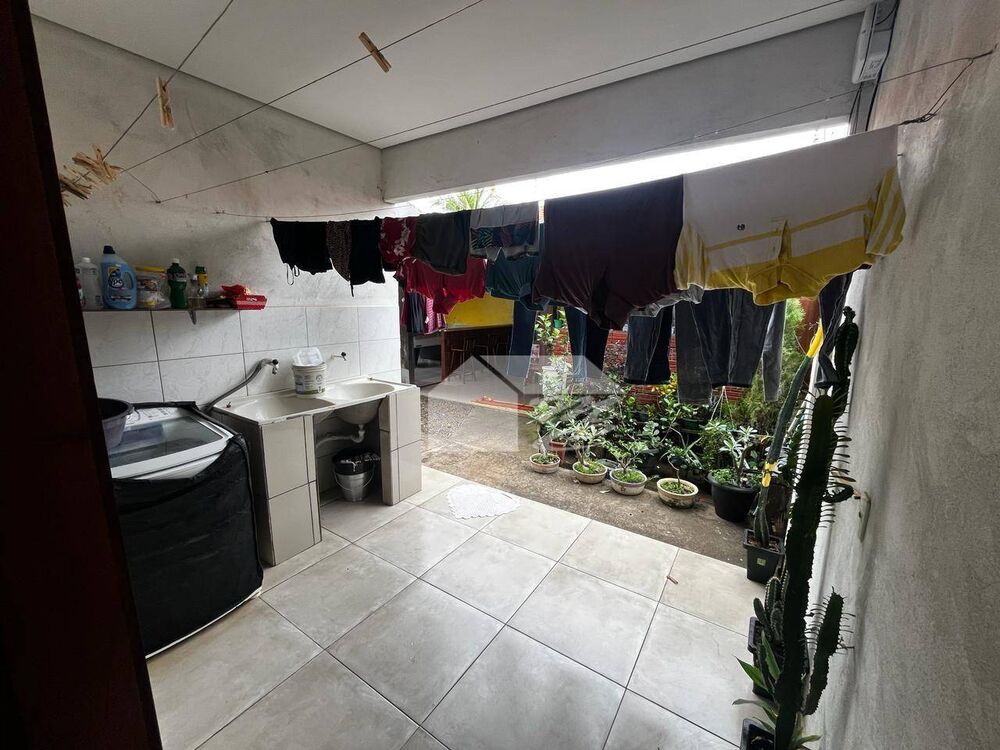 Casa à venda com 3 quartos, 198m² - Foto 2