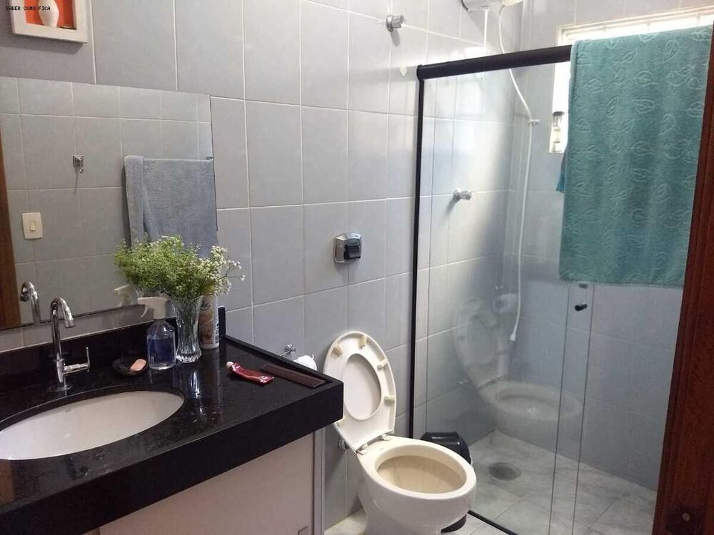 Casa à venda com 3 quartos, 242m² - Foto 2