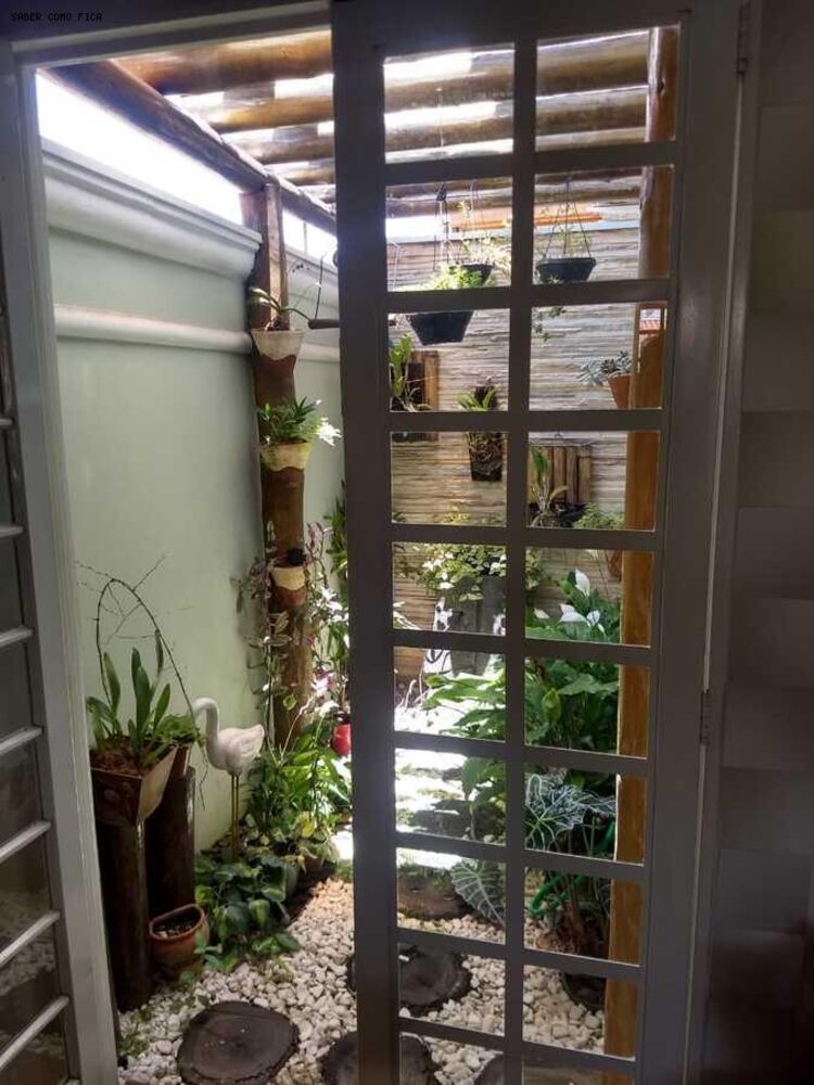 Casa à venda com 3 quartos, 242m² - Foto 1