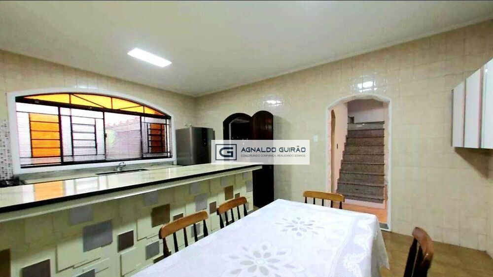 Casa, 3 quartos, 238 m² - Foto 1