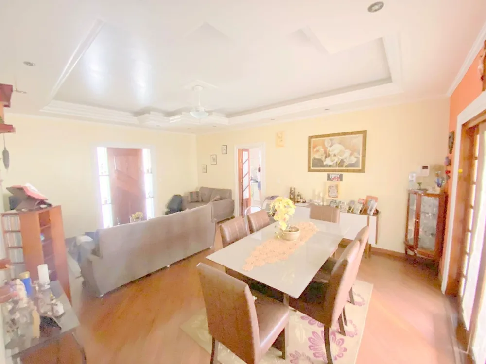 Casa, 3 quartos, 218 m² - Foto 1