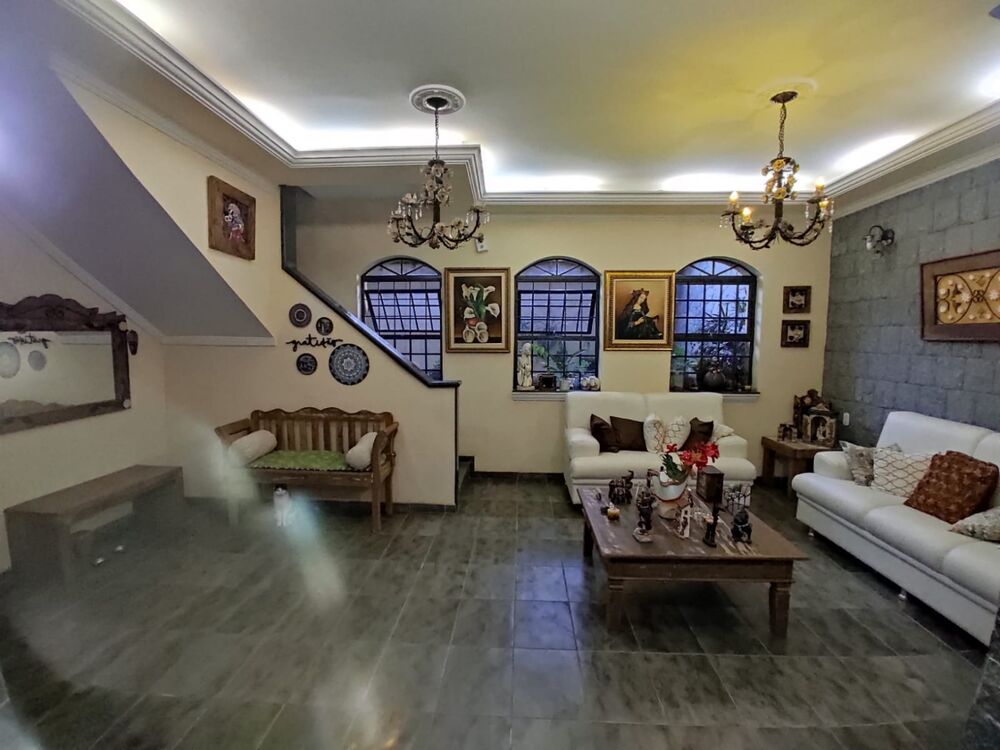 Sobrado à venda com 5 quartos, 300m² - Foto 1