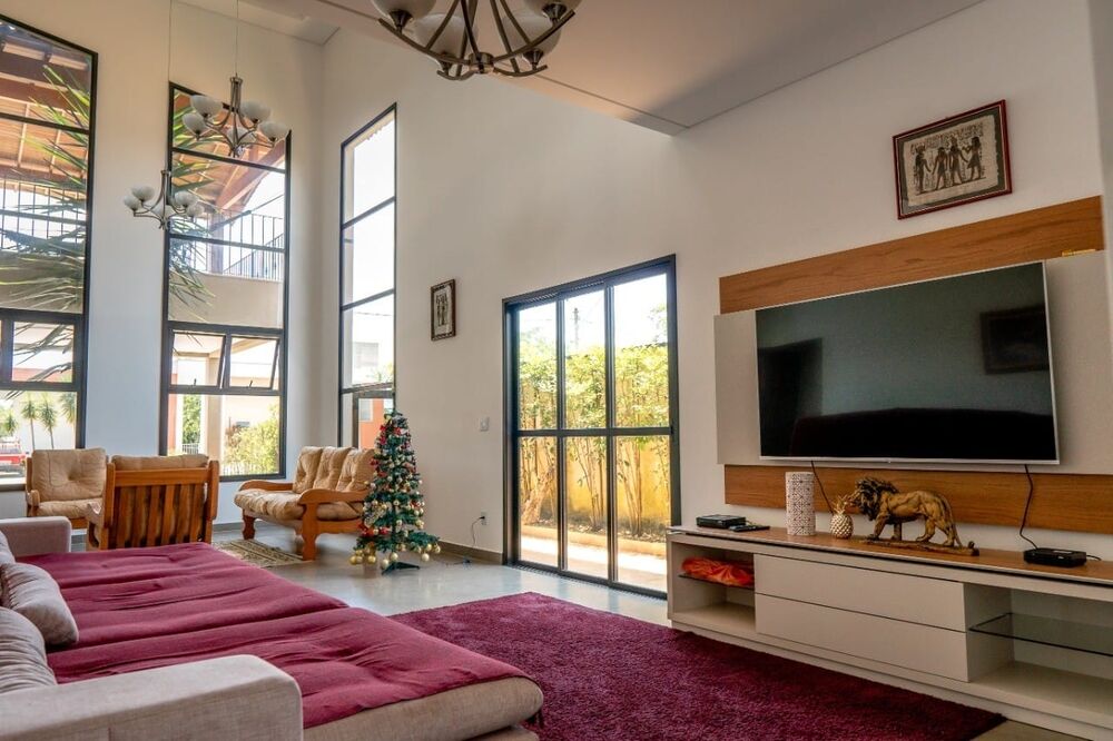 Casa de Condomínio para alugar com 4 quartos, 580m² - Foto 2