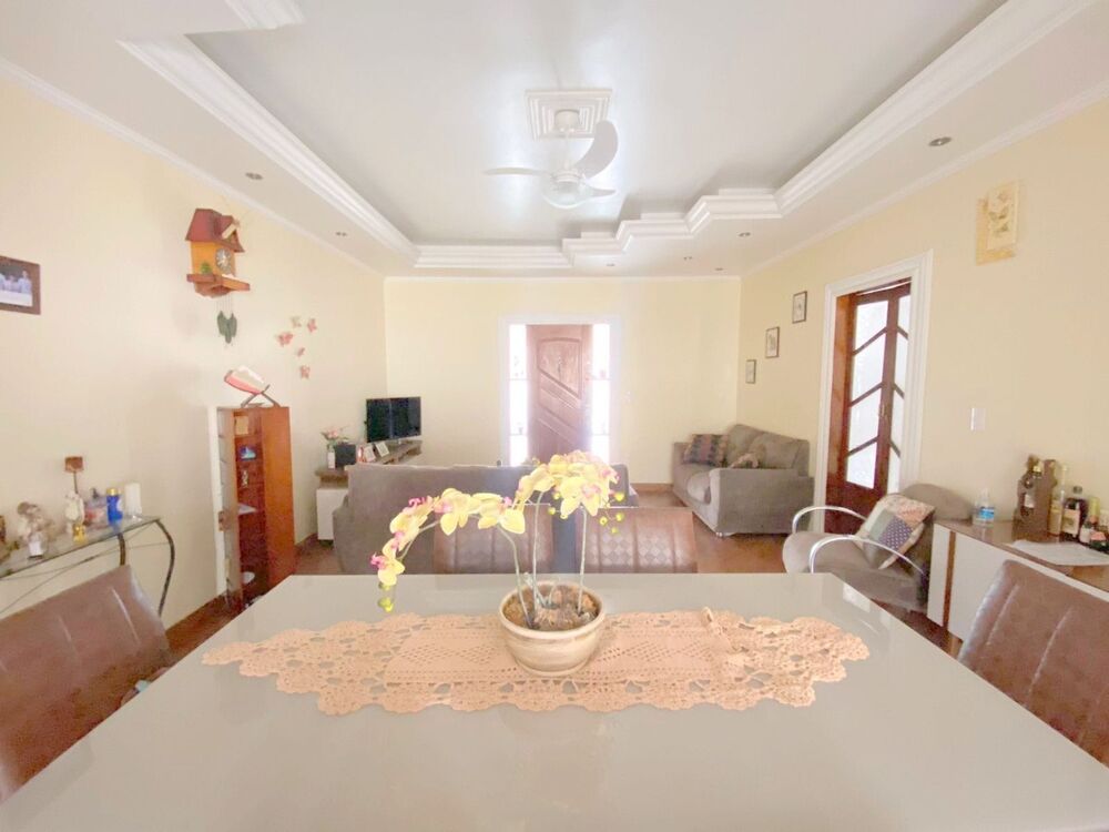 Casa, 3 quartos, 218 m² - Foto 1