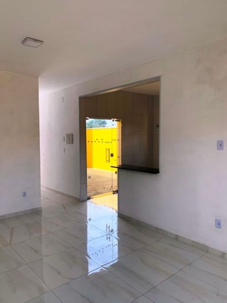 Casa à venda e aluguel com 3 quartos, 70m² - Foto 1