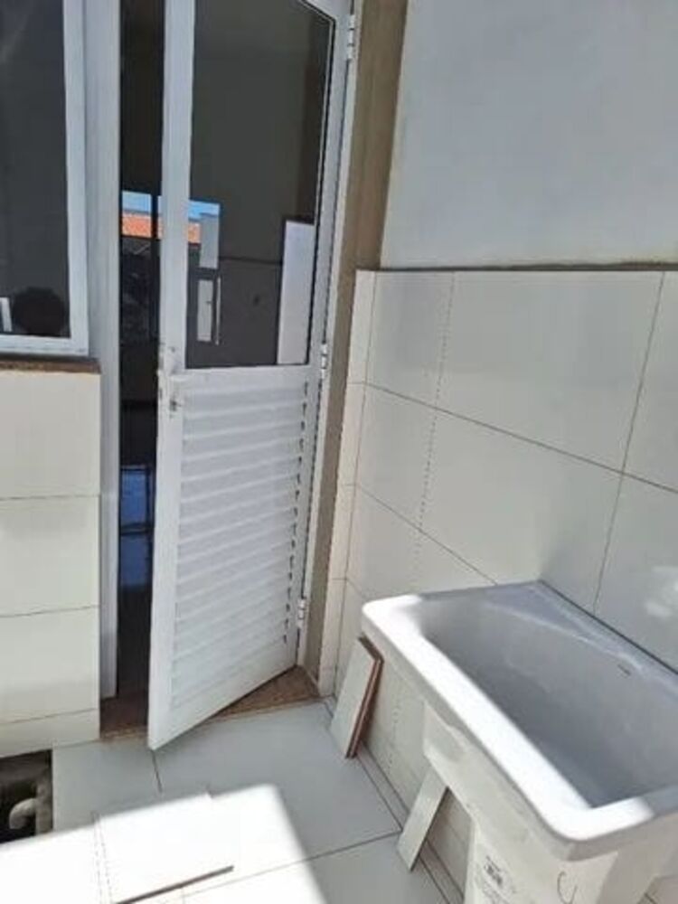 Casa à venda com 2 quartos, 62m² - Foto 2