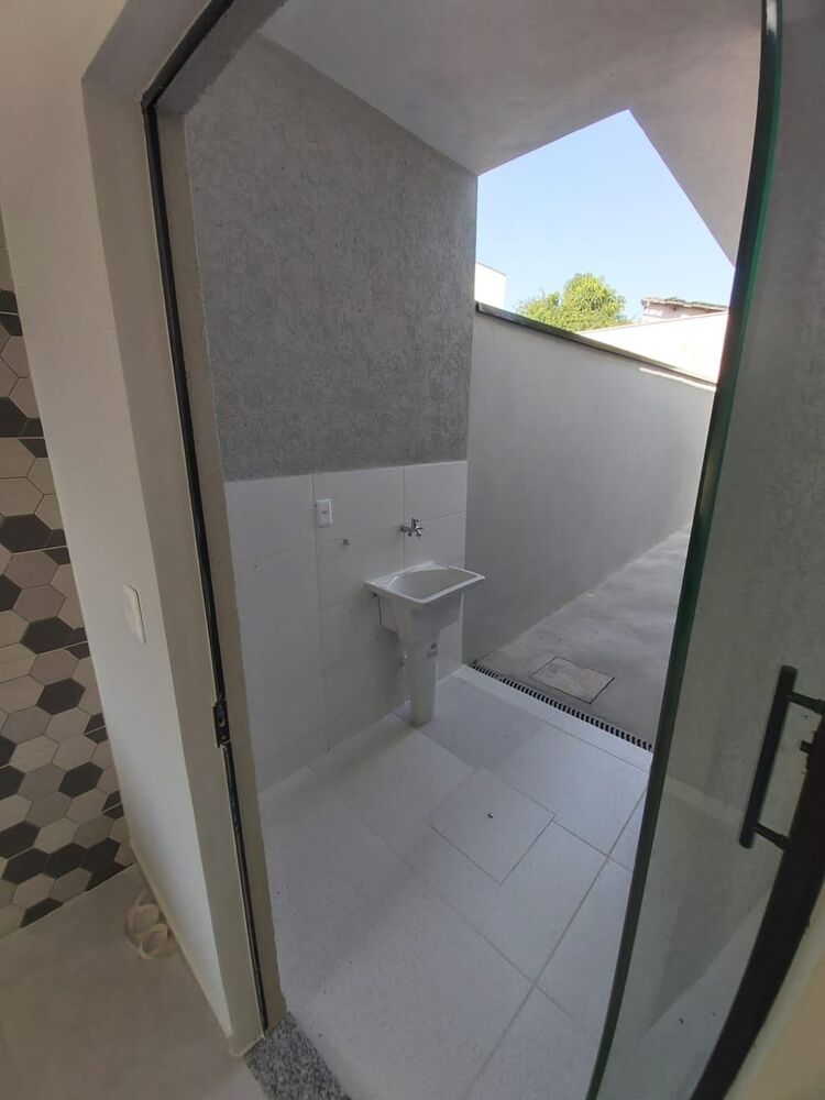 Casa à venda com 2 quartos, 68m² - Foto 2