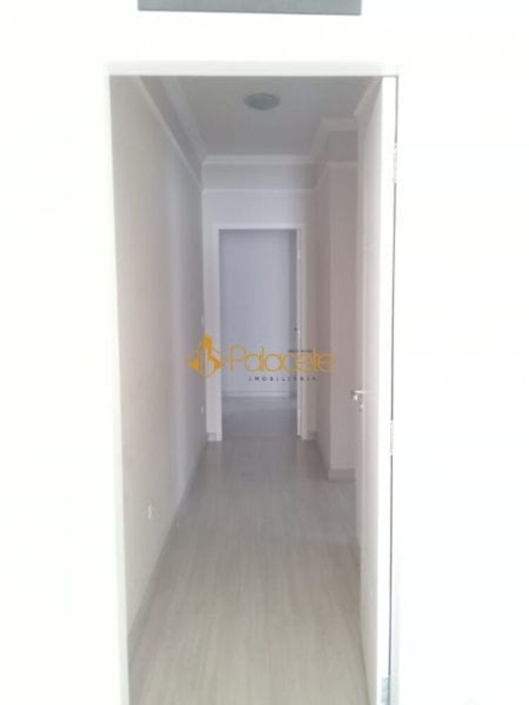 Casa à venda com 3 quartos, 230m² - Foto 3