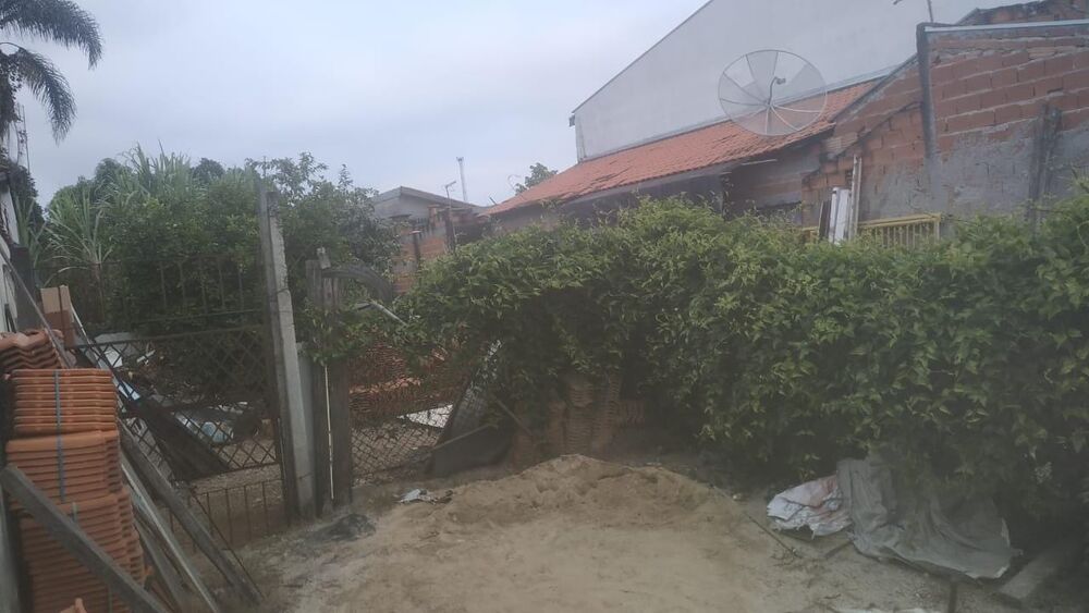 Casa à venda com 2 quartos, 250m² - Foto 1