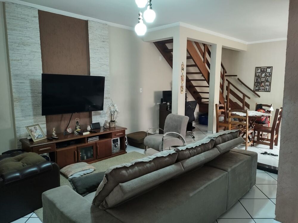 Casa à venda com 2 quartos, 210m² - Foto 2