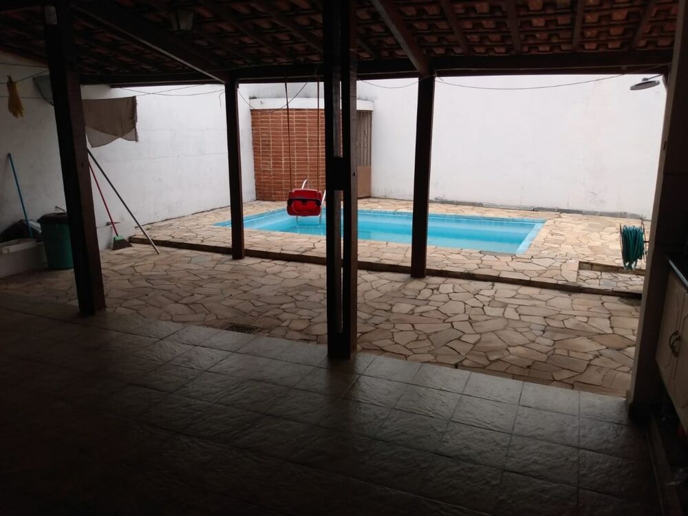 Casa à venda com 3 quartos, 262m² - Foto 1
