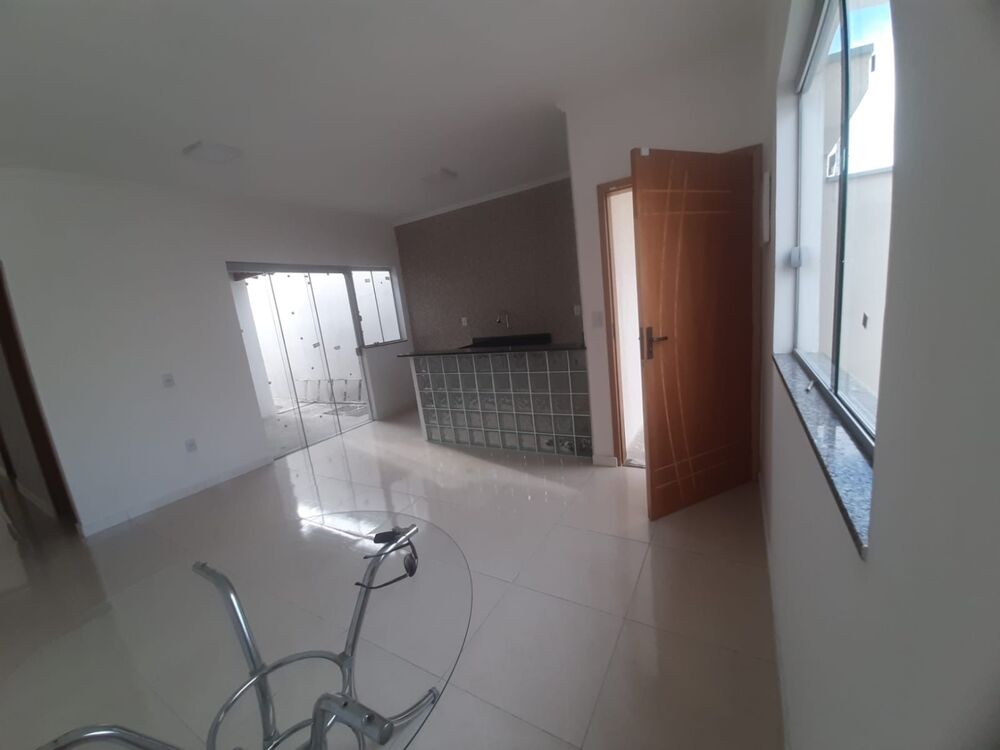 Casa à venda com 2 quartos, 125m² - Foto 2