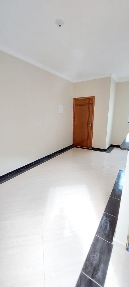 Casa à venda com 2 quartos, 68m² - Foto 2