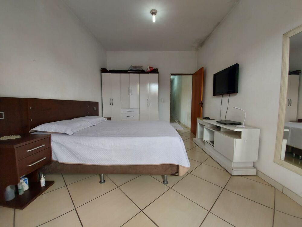 Casa à venda com 3 quartos, 200m² - Foto 1