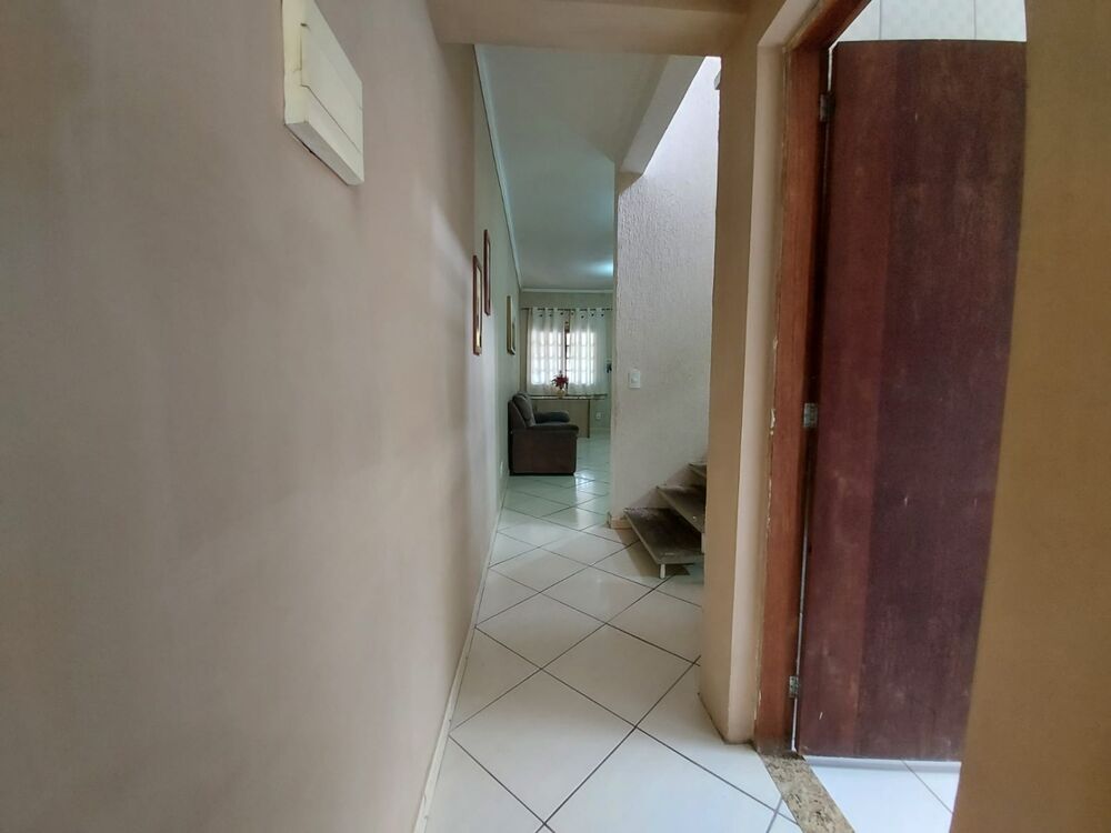 Casa à venda com 3 quartos, 200m² - Foto 2