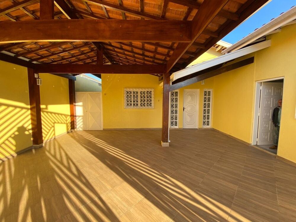 Casa à venda com 4 quartos, 212m² - Foto 1