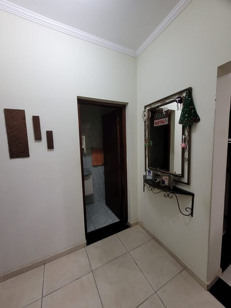 Casa à venda com 4 quartos, 225m² - Foto 1