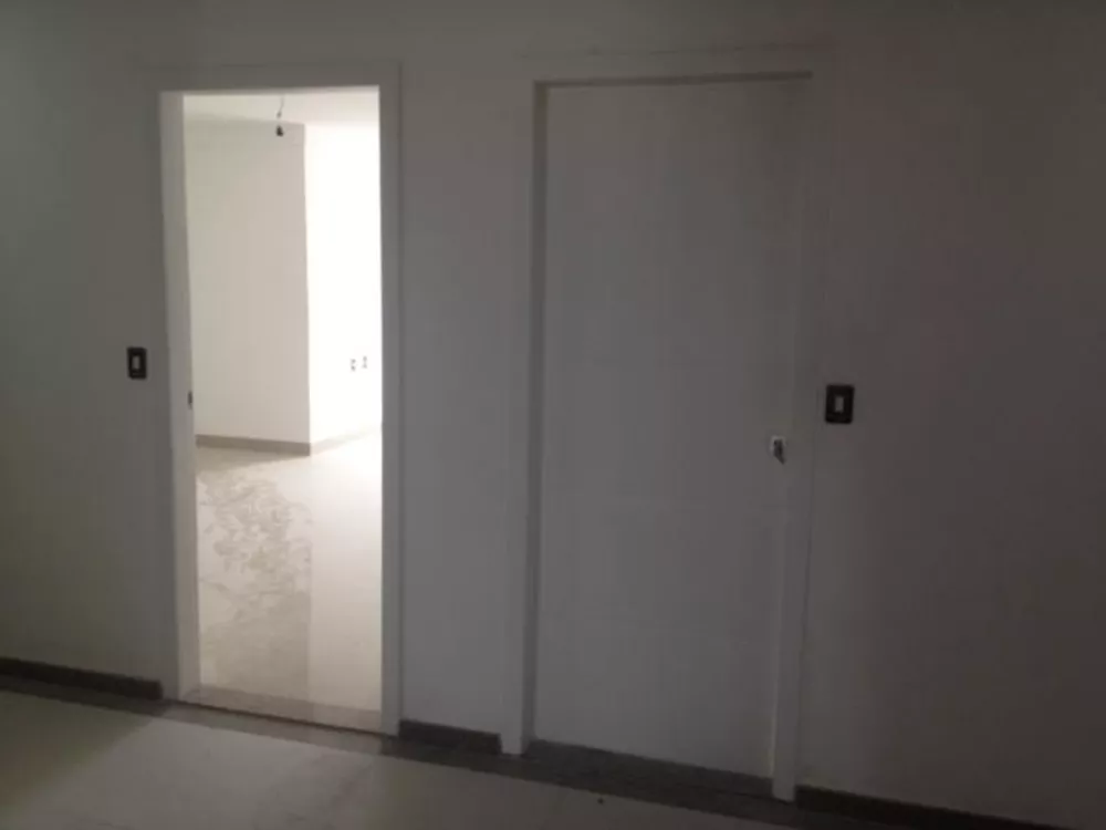 Apartamento à venda com 3 quartos, 130m² - Foto 2