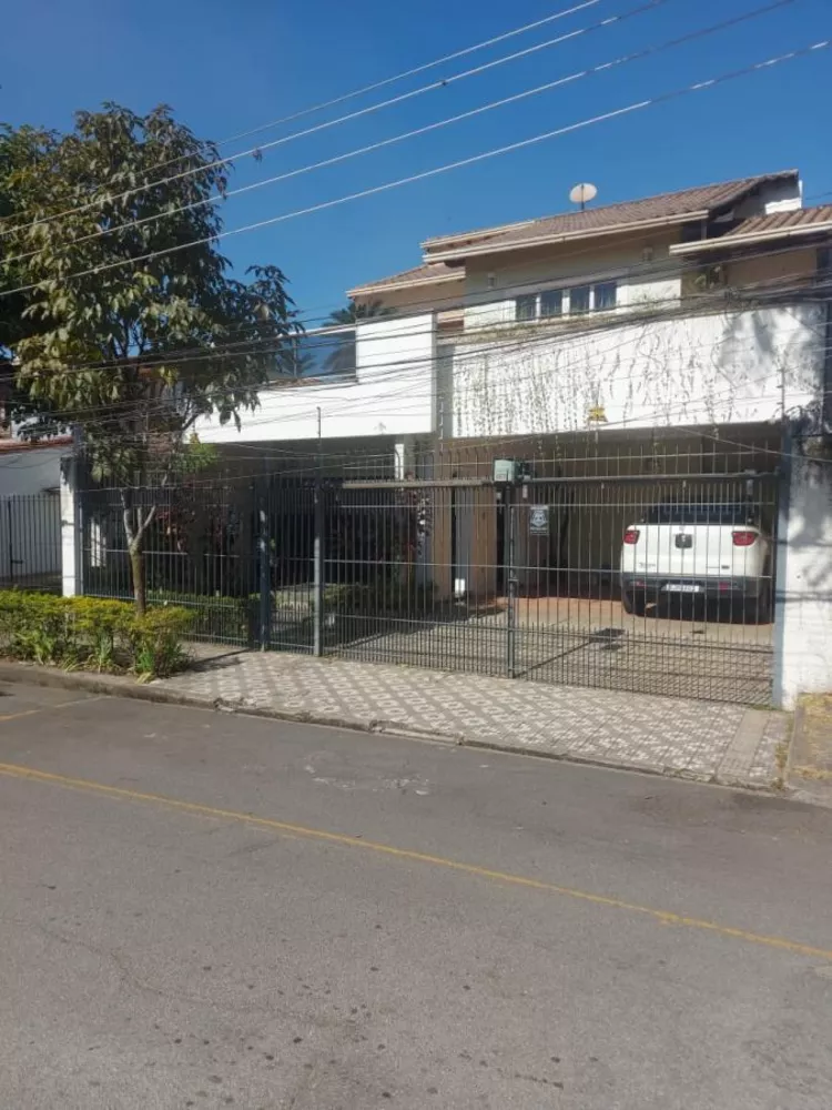 Casa, 6 quartos, 280 m² - Foto 1