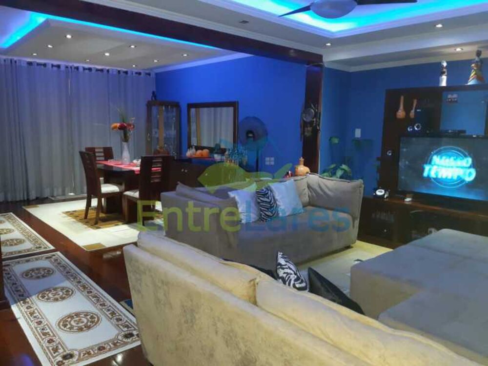 Casa à venda com 4 quartos, 242m² - Foto 1