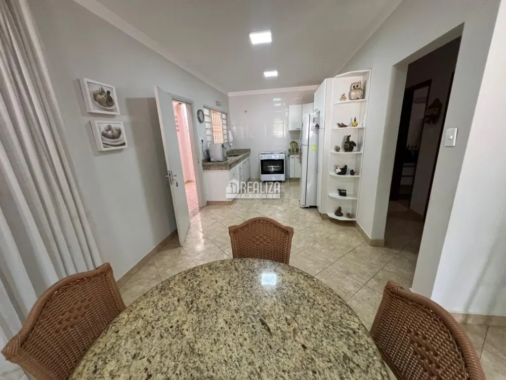 Casa, 4 quartos, 234 m² - Foto 2
